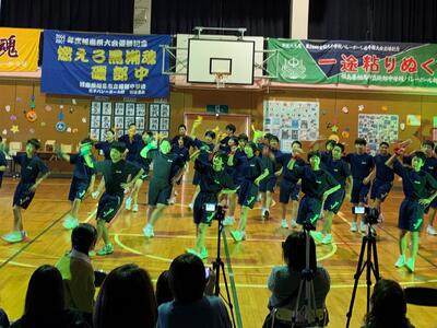 オープニングを飾る全校生ダンス