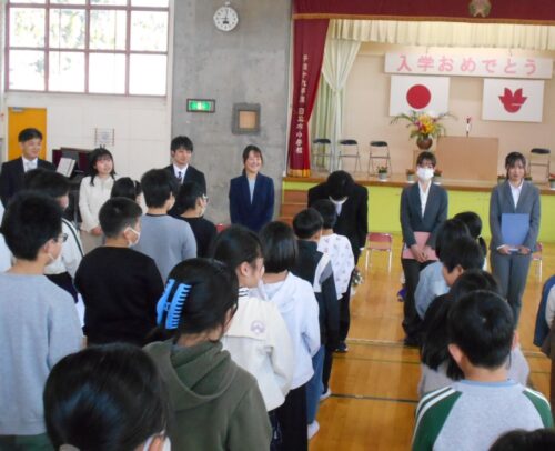 ホールに集まる人々

AI 生成コンテンツは誤りを含む可能性があります。